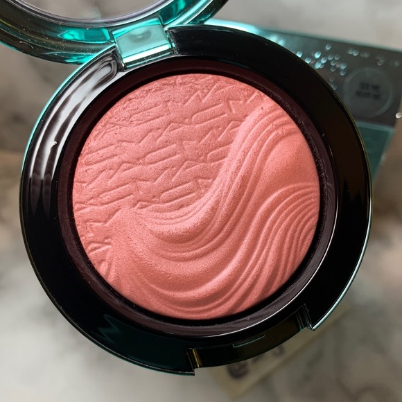 SEA ME, HEAR ME Alluring Aquatic MAC Extra Dimension Blush - Picture 5 of 15